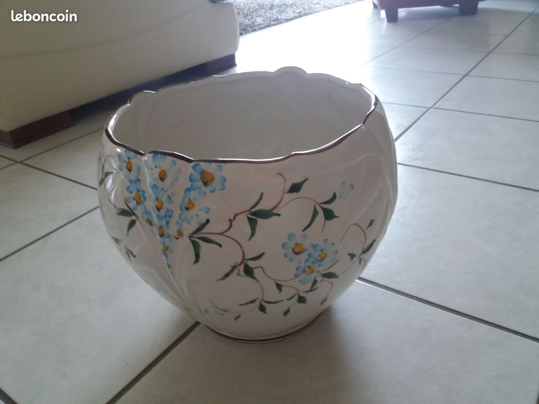 Cache pot (image 1)