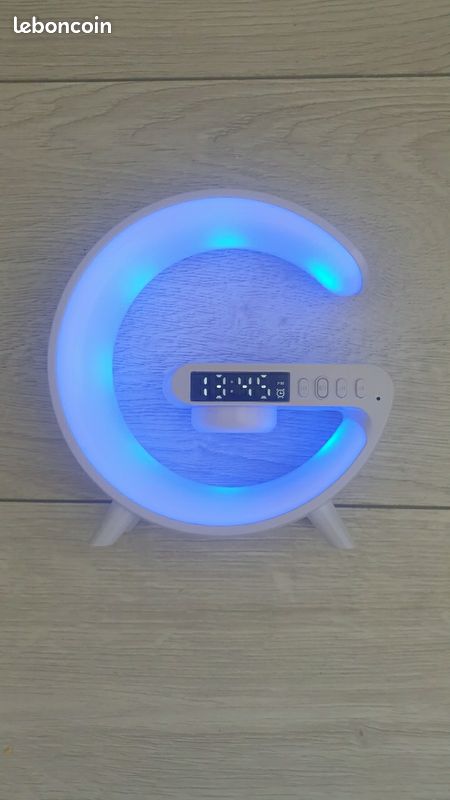 Lampe LED RGB chargeur inductif 15 W + horloge + haut-parleur Bluetooth Blanc (image 2)