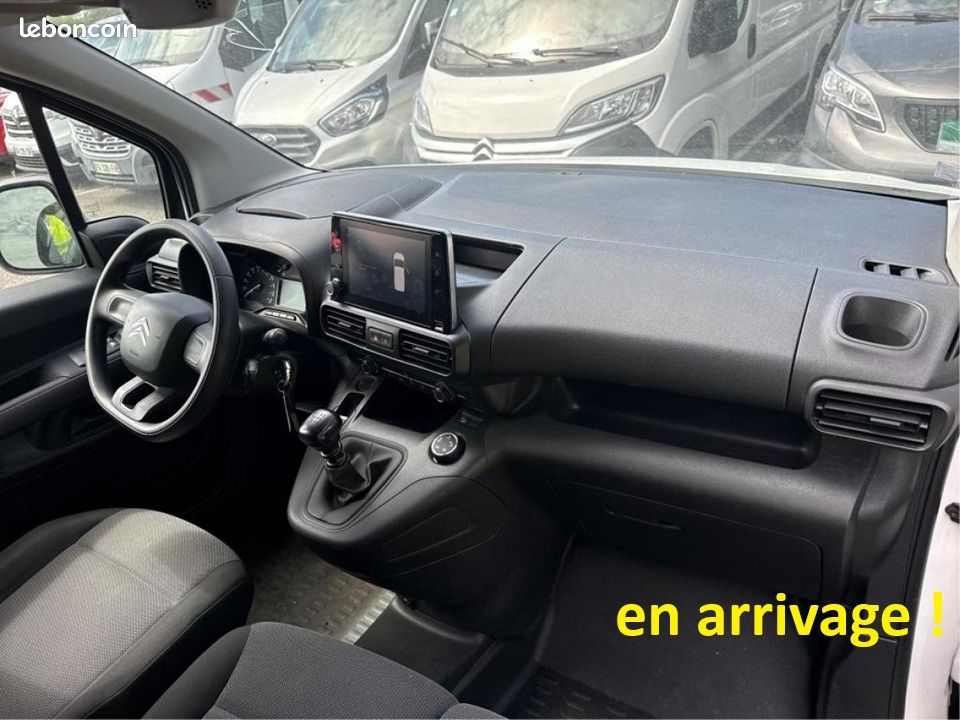 BERLINGO Hdi 130 cv- BVM 6 - 3 places - attelage - GPS - MirrorLink - porte latérale - 05/2019 - 143800 km - 8325 euro HT (image 5)