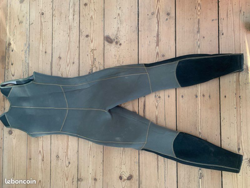 Vends combinaison de plongée en néoprène 5 mm, taille 3. Bon état général, sans déchirure, coutures en bon état. Renforts aux genoux. Idéale pour la plongée, l’apnée ou la chasse sous-marine (image 2)