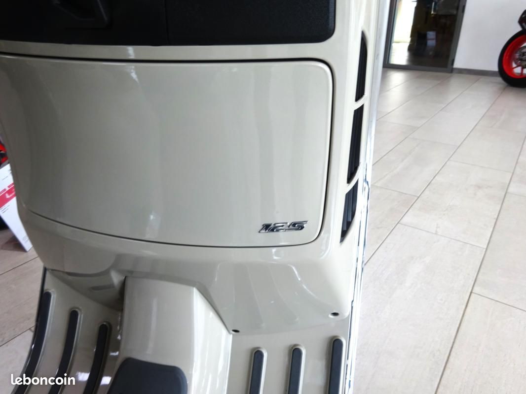 Piaggio VESPA GTS 125 GRIS / 600 Euros D'ACCESSOIRES D'ORI (image 7)