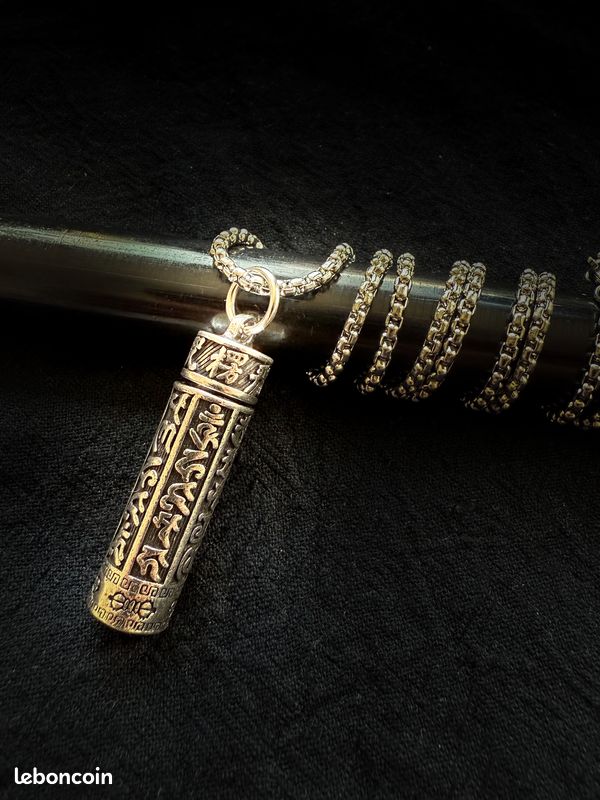 Collier Pendentif Tibétain Avec Mantras Gravés - Argenté - Acier - Neuf Avec étiquettes