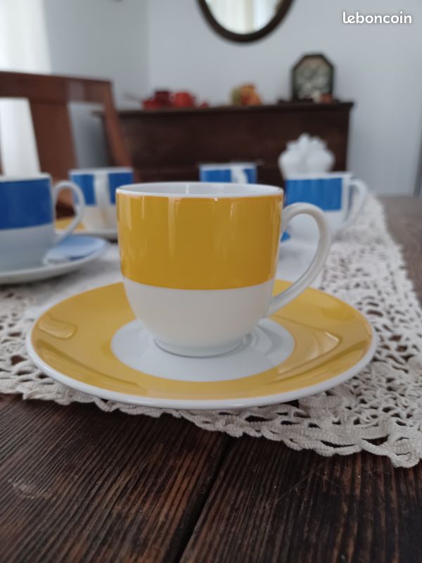 Service à café Guy Degrenne en porcelaine blanche bordure bleu – 4 tasses et sous-tasses (neuf) - Arts de la table