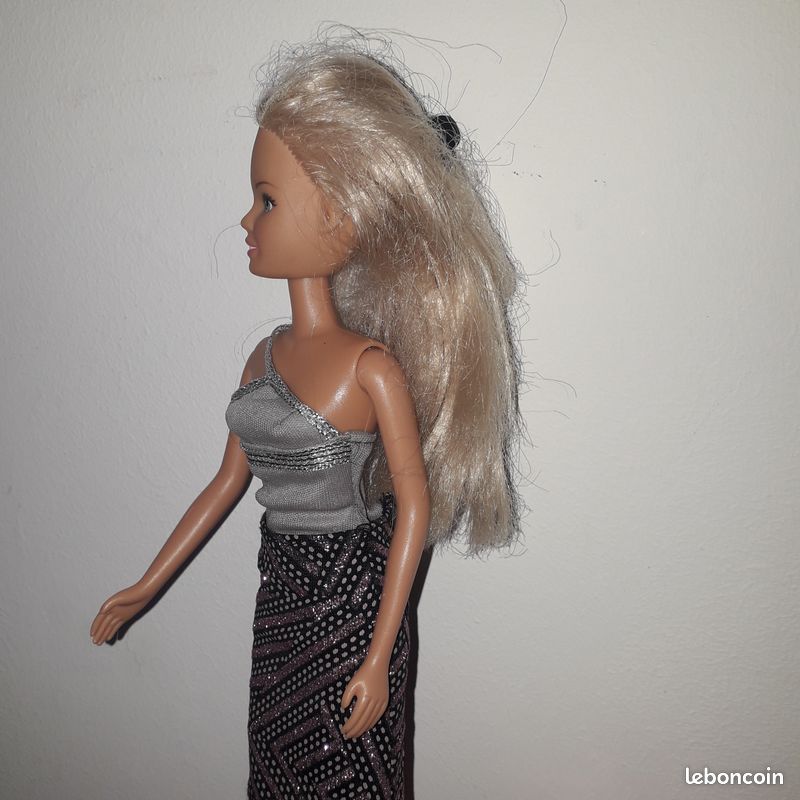 Poupée + sa mallette + 2eme tenue (image 6)