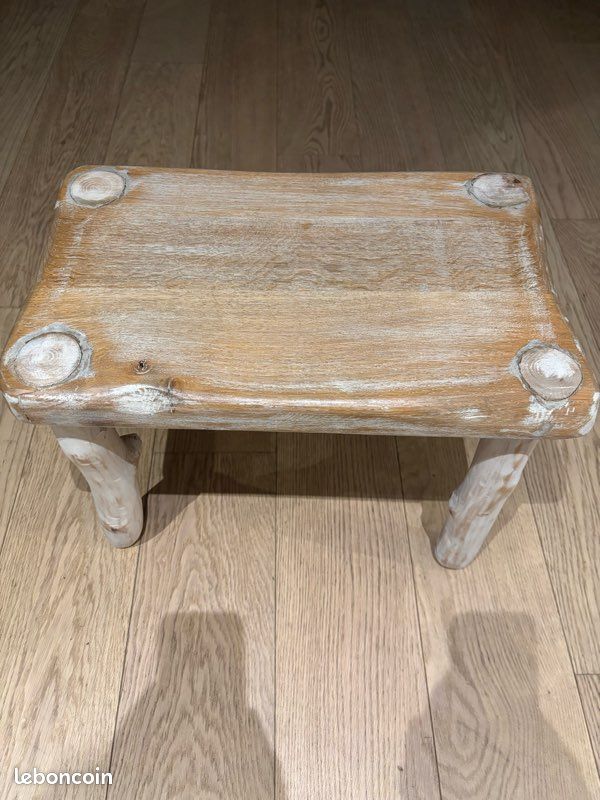 Tabouret en bois (image 1)