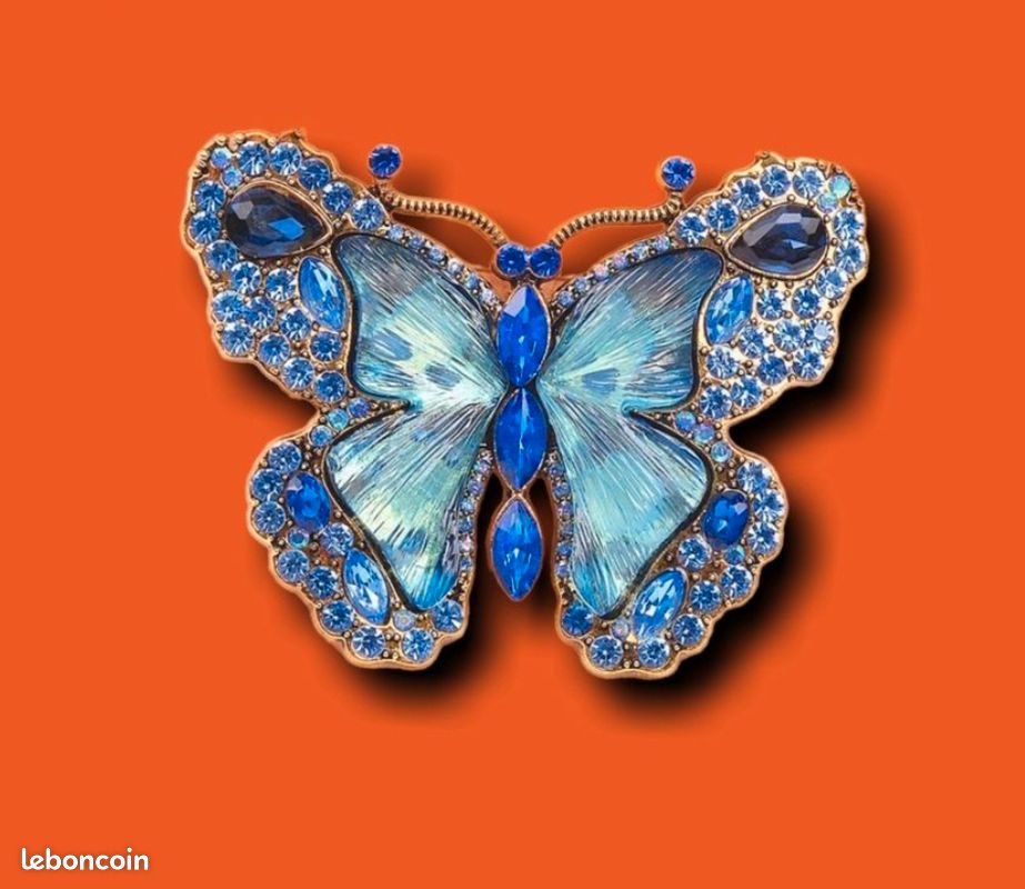 Boucles D'oreilles Clous Avec Papillon Et Cristaux - Couleur Or - Bon état D'occasion