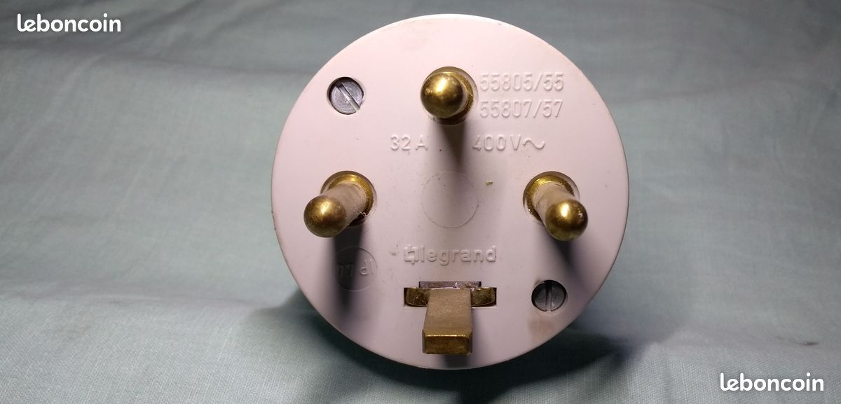 Fiche mâle Legrand 32A 400V Triphasé (3P+T) - Neuf Réf 055805 (image 1)