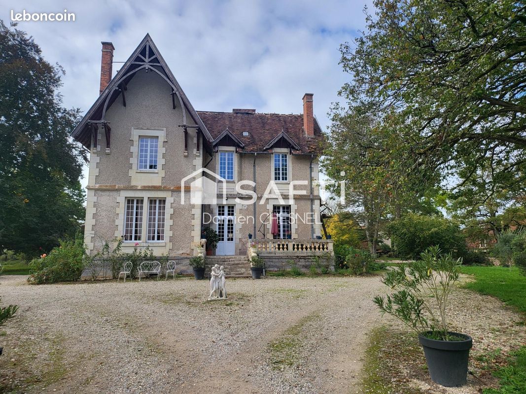 Maison 15 pièces 400 m² · à Arcomps · 400 m² · 638 000 €