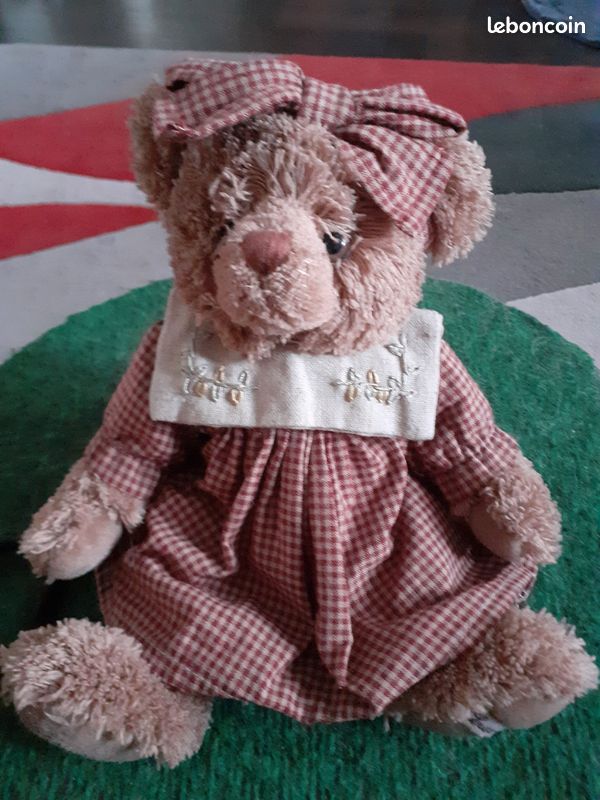 GB3/ PELUCHE OURS COLLECTION LOUISE MANSEN ROBE FLEUR ROSE GILET LAINE