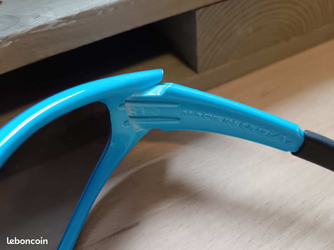 Lunette de Soleil Oakley Straight bleue (image 3)