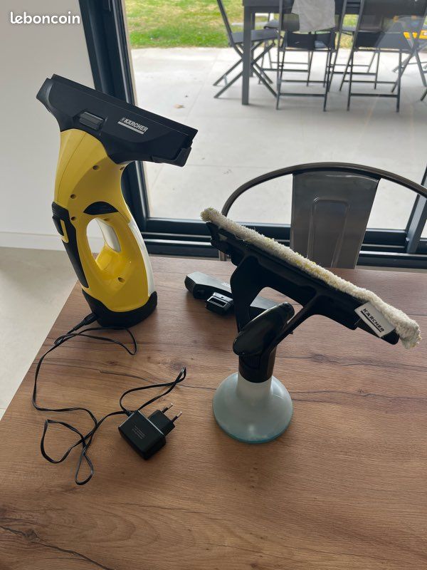 Kärcher 16332120 WV 2 Plus N Nettoyeur De Vitres Sans Fil - Aspiration Efficace Et Rapide, Noir/Jaune