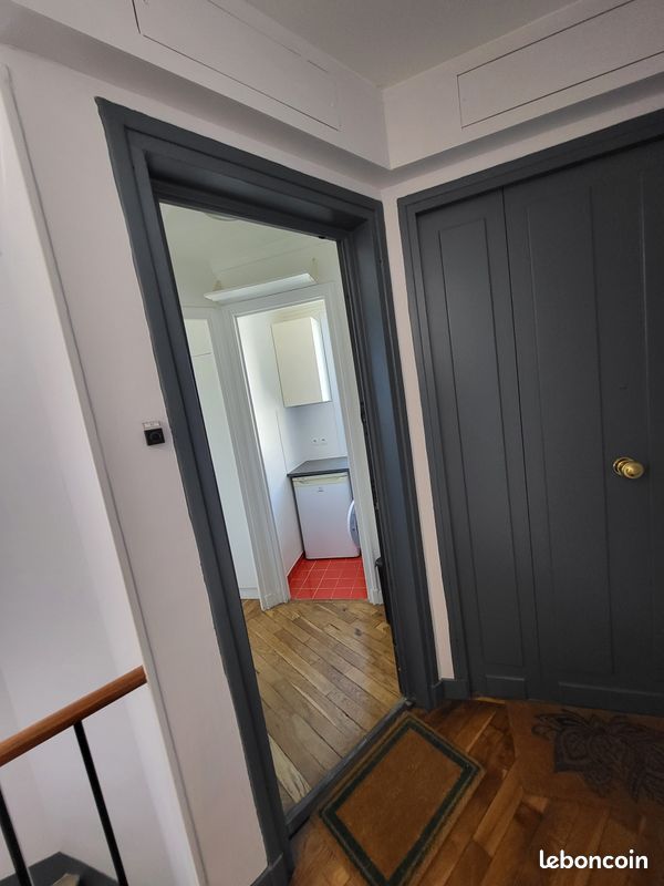 Studio lumineux de 15 m² avec balcon et vue sur les toits (image 14)