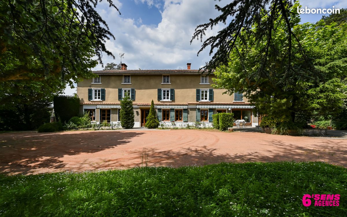 Maison 10 pièces 330 m² · à Charbonnières-les-Bains · 330 m² · 875 000 €