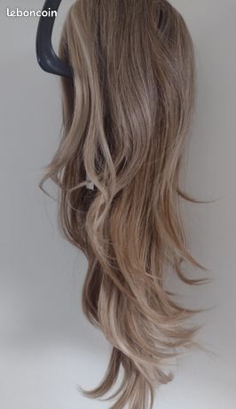 Perruque Longue Blonde Dorée LIONNESS 24B - Bouclée Synthétique - Bonnet Moyen - Style Libre
