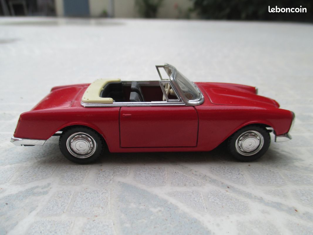 Miniature Facellia 1959 - 1/43 En Métal Par Verem - Collection Voiture Ancienne