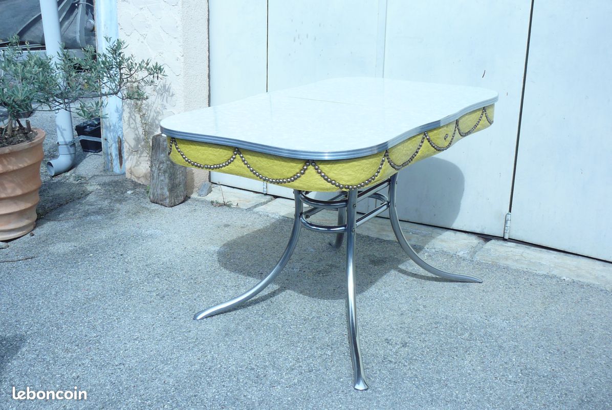 Petite table de cuisine extensible en formica - 1950