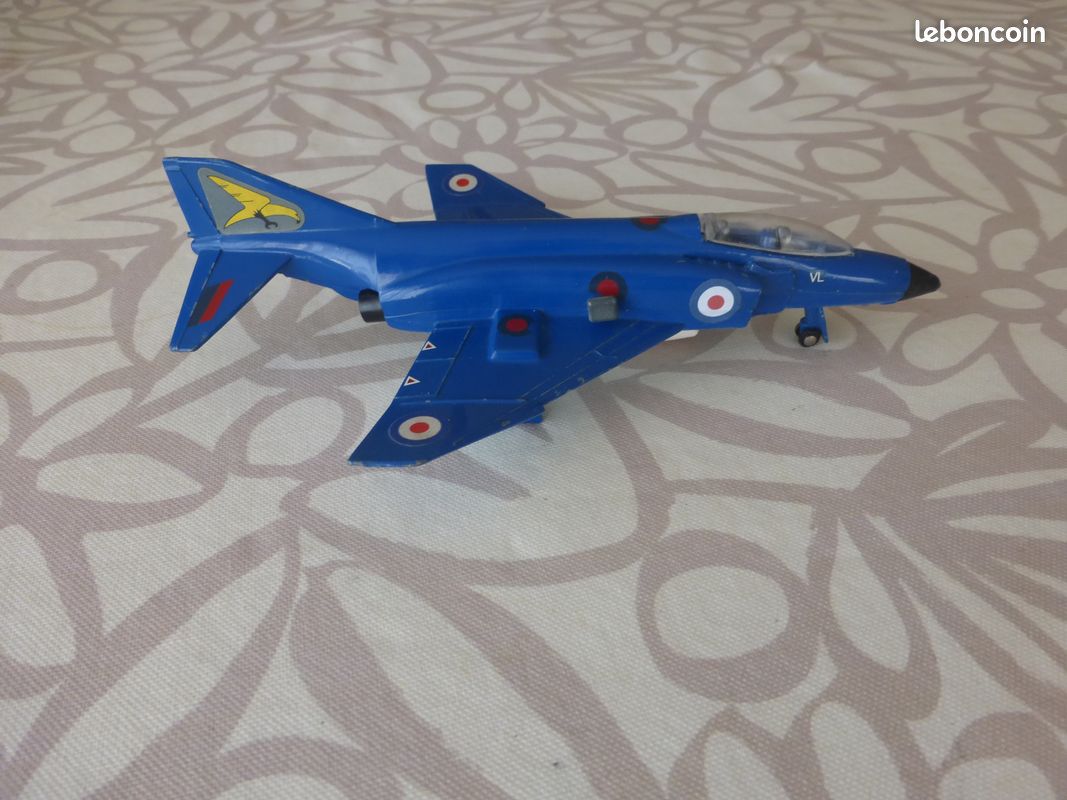 Dinky Toys avion 725 F-4k Phantom II Chasseur Royal Navy Meccano GB + Bombe Chasseur de la Royal Navy, proposé de 1972 à 1977, fini en bleu. Le train d'atterrissage est rétractable (image 2)