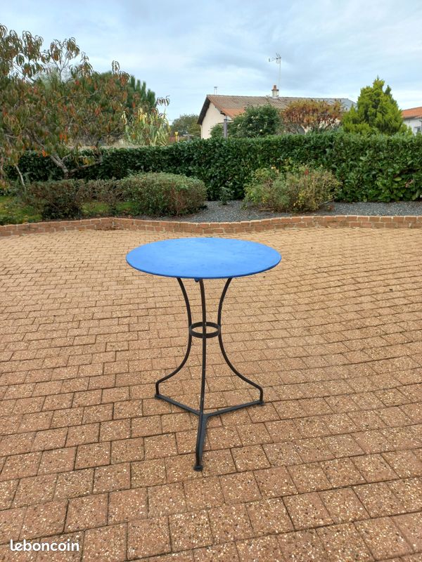 Petite table. En fer (image 1)