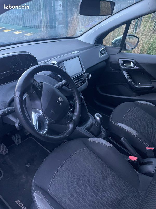 Peugeot 208 1.2 PureTech 82 ch - Première main (image 3)