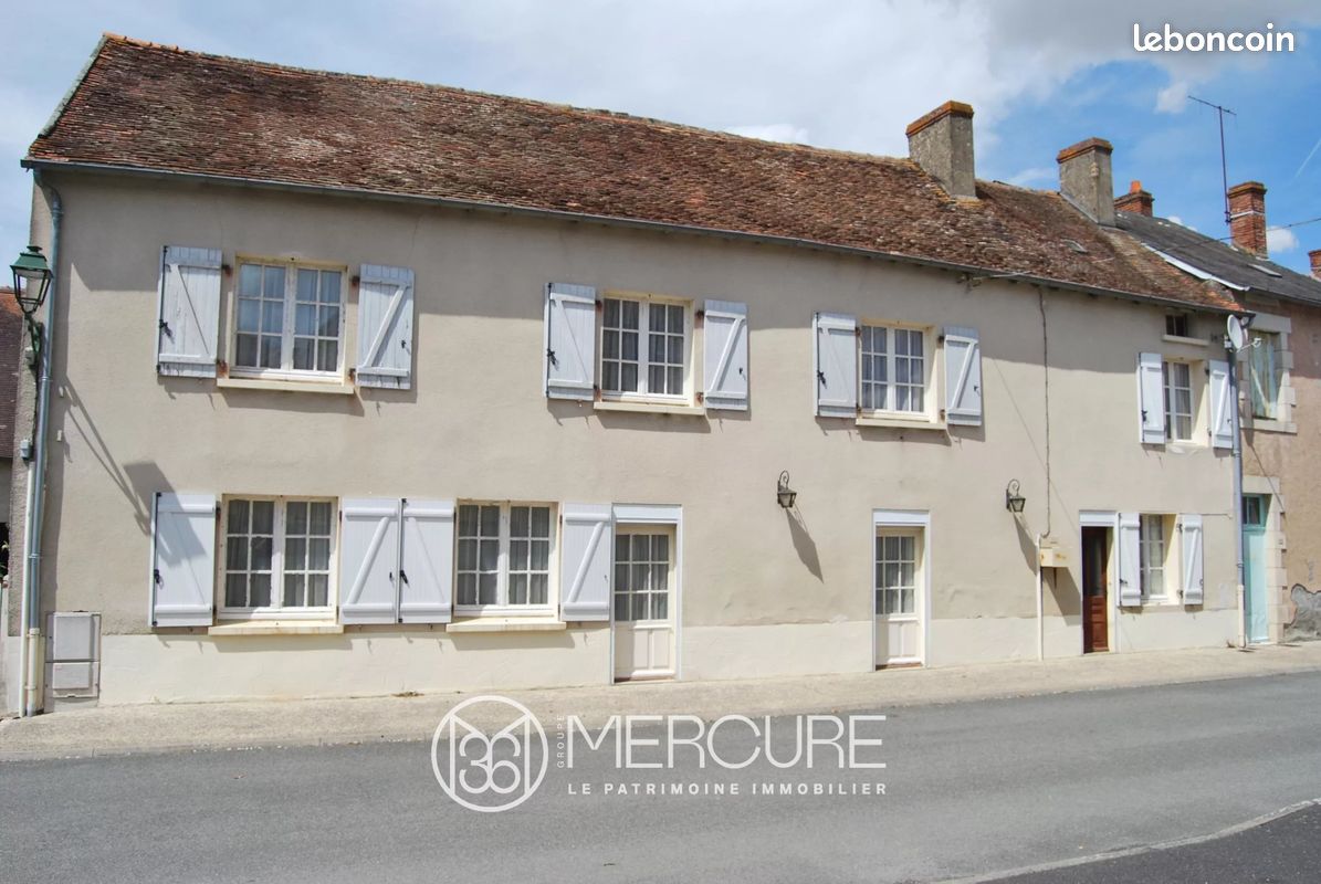 Maison 8 pièces 218 m² · à Saint-Léomer · 218 m² · 107 000 €