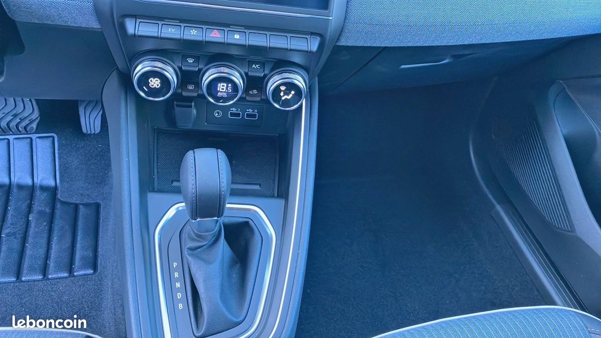 RENAULT CLIO techno full hybrid E-Tech 145 ch - 24 (image 4)