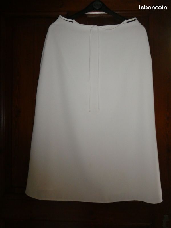 Très joli ensemble blanc pouvant convenir à une mariée (image 3)