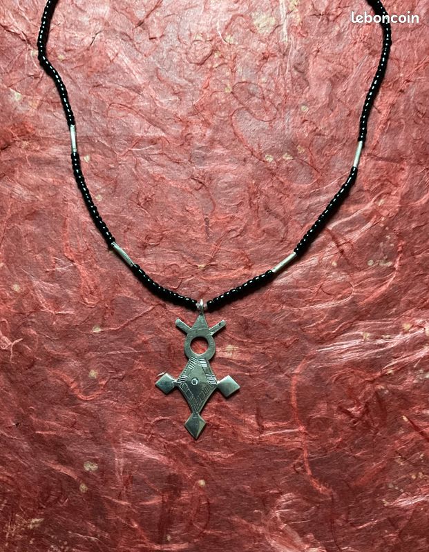 Pendentif Ancien Croix Ethnique Argenté – Pièce Unique Et Chargée D’histoire