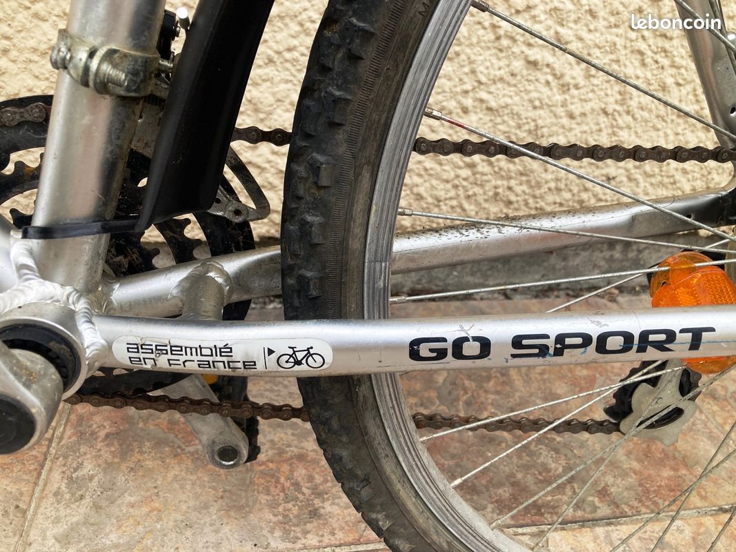 VTT GO SPORT TAILLE L-TOUT ALUMINIUM-ULTRA LEGER MIXTE POUR 1M65 à1M85-ROUES 26Pouces-FREIN à DISQUE AVANT-21 Vitesses-SUSPENTION AVANT CONFORT-lumières LEEDS NEUVES-GARDE DE BOUE-révisé par mes soins (image 6)