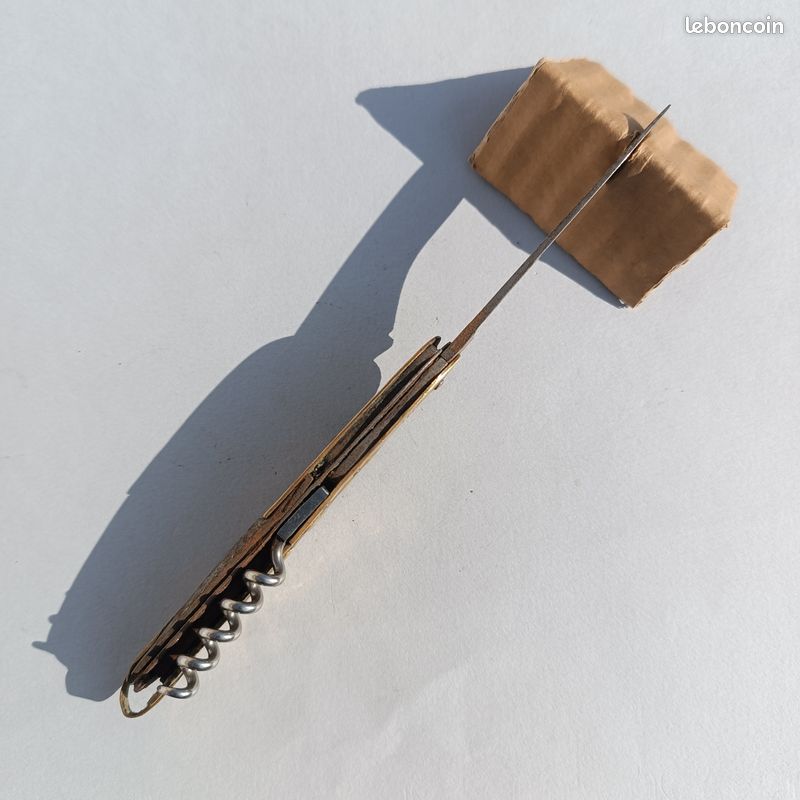 Ancien couteau manche en laiton décor de sportifs (image 9)