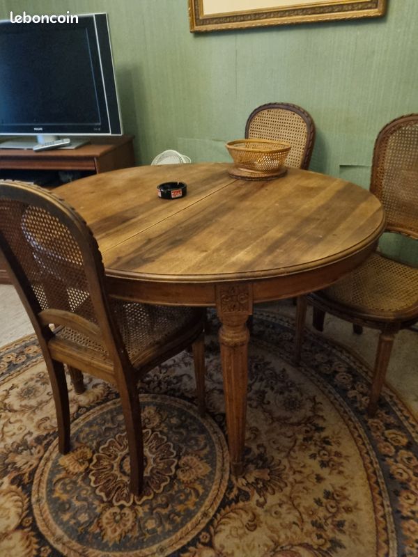 Table en merisier largeur 108, longueur 119 et hauteur 74 (image 1)