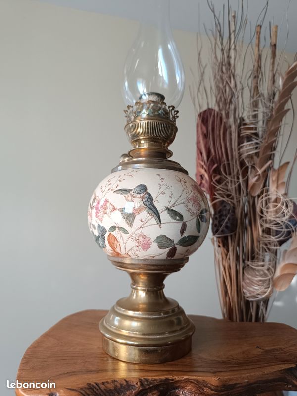 Ancienne lampe à pétrole vase rouleau décor signé au chinois et papillon - France