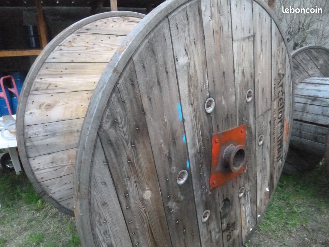 Touret en bois cerclé pour câble électrique -foto Adobe