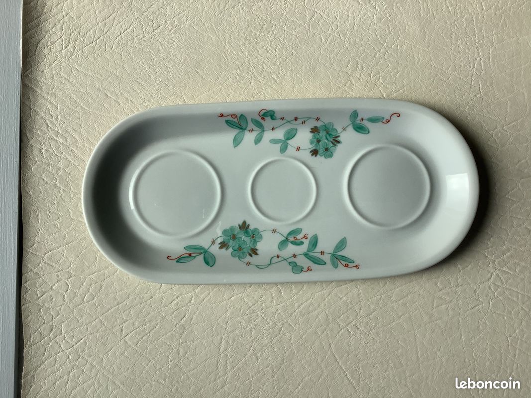10 euros pris sur place. Porcelaine de Limoges vert d’eau dessiné et peint à la main. Pour un café en tête à tête.T.B.E (image 4)