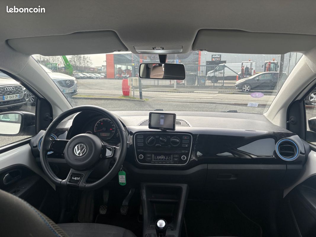 Volkswagen Up 1.0i 12v 60ch PACK CUP 5 PORTES ESSENCE (image 5)