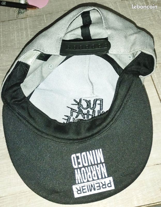 Casquette grise lisière noire (image 2)