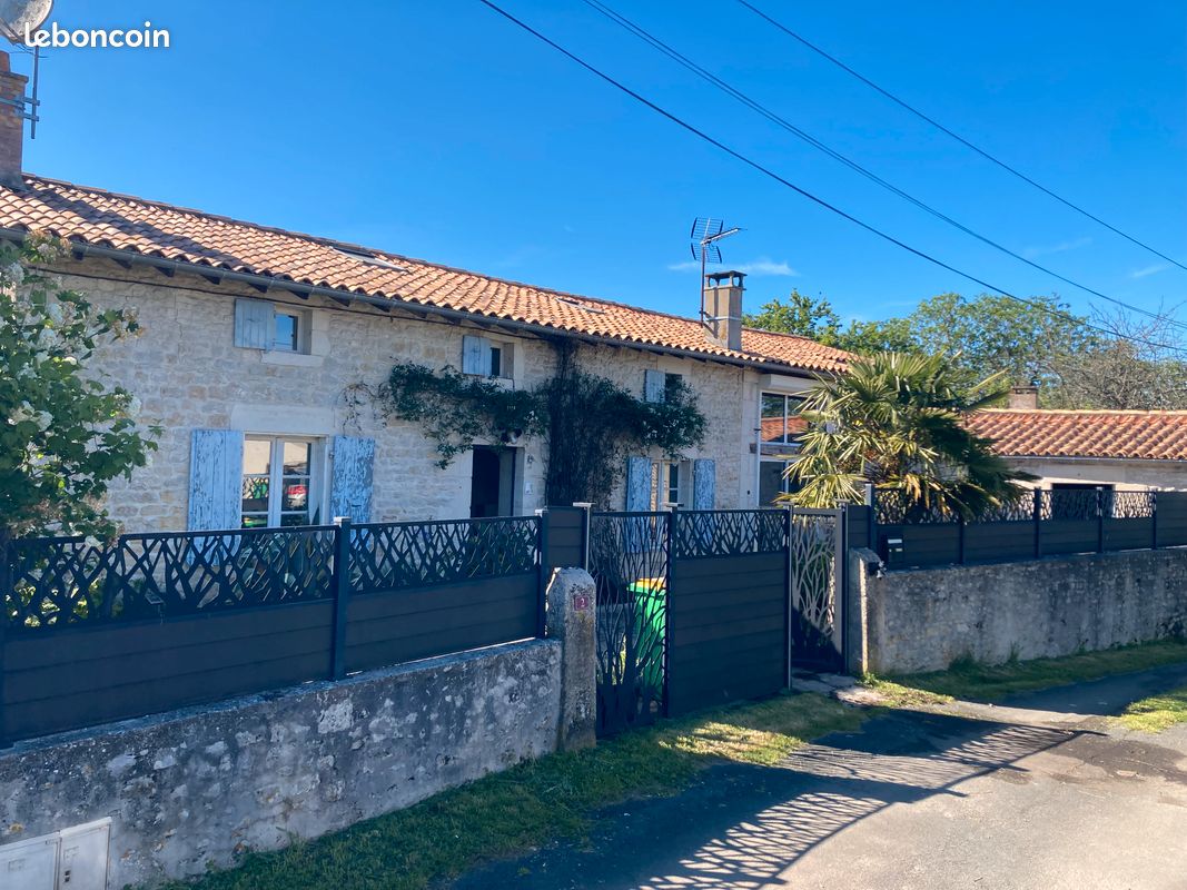 Location Maison type longère 160m2 - Saint-Christophe-sur-Roc 79220 (image principale 0)