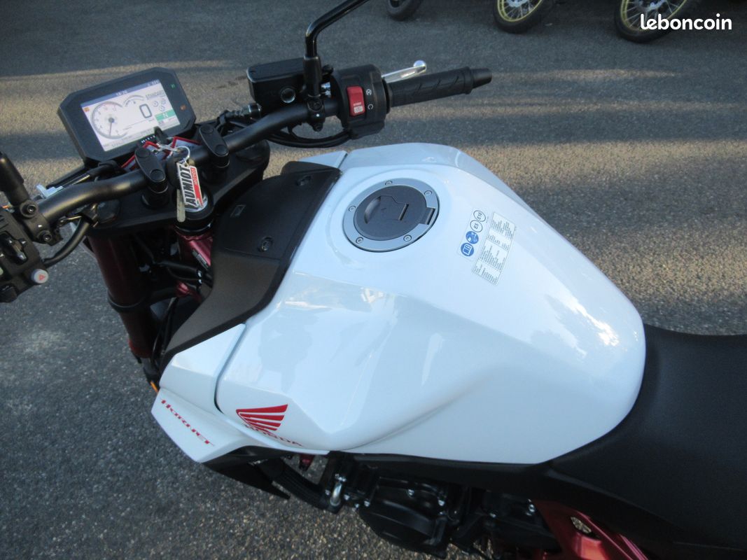 Honda cb 750 hornet (image 11)