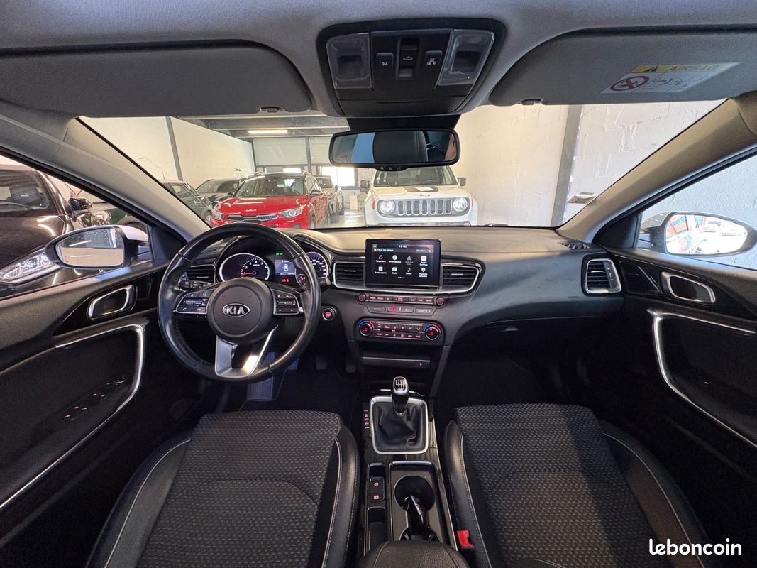 KIA CEED GT-Line 126cv - TOIT OUVRANT/APPLE CARPLAY/CAMÉRA DE RECUL/RADARS/JANTES 17" (image 2)