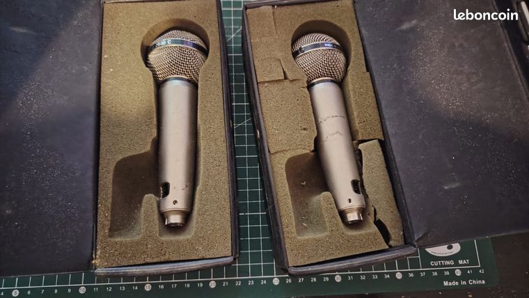 Microphone dynamique vintage AKG D2000 E pour voix live