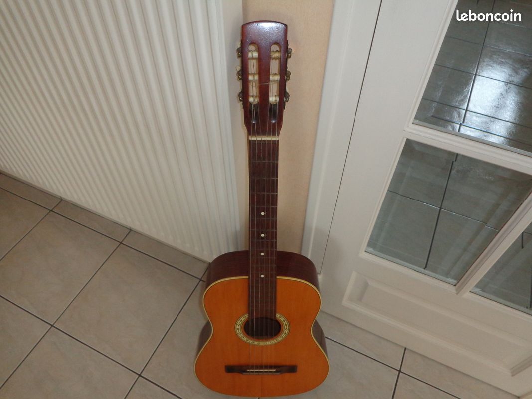 Guitar (image 2)