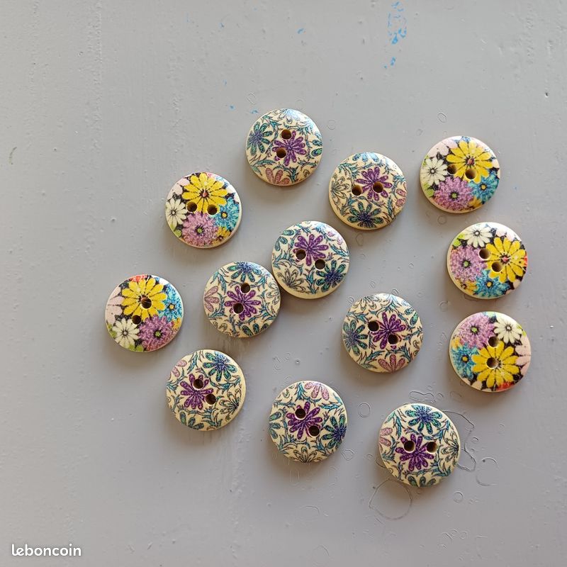 Lot De Boutons Décoratifs En Forme De Fleur - Diamètre 1,5 Cm, Acrylique Rouge