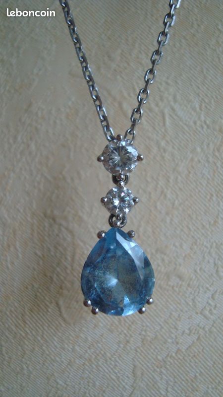 Pendentifs et colliers (image 1)
