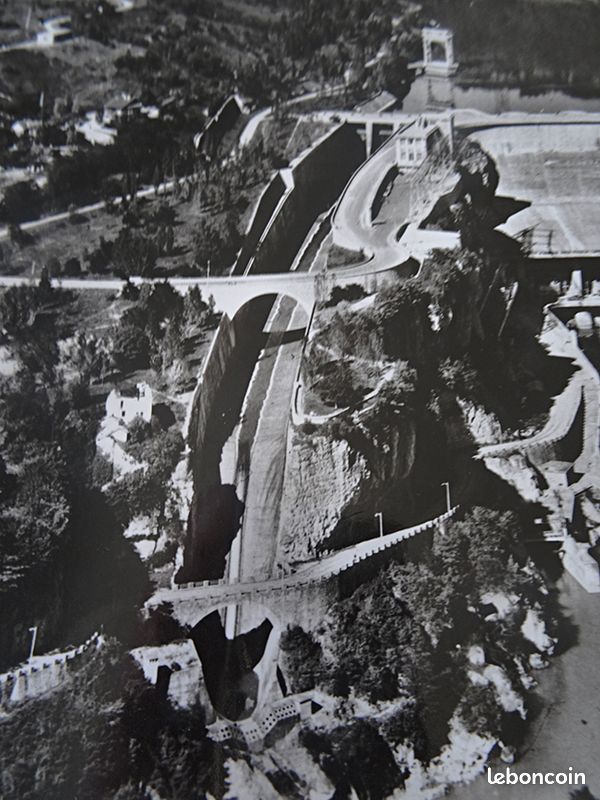 Le Barrage hydroélectrique de GENISSIAT photo Noir et Blanc (image 7)