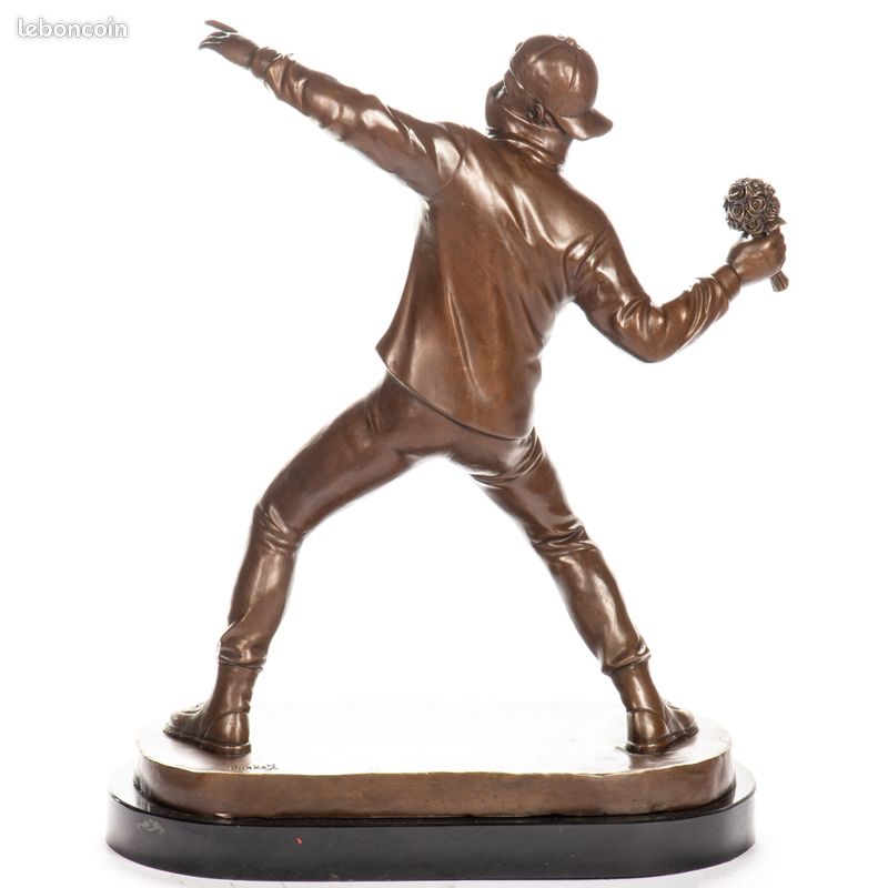 Sculpture bronze - statue en bronze "Lanceur de fleurs d'après BANKSY " (image 2)