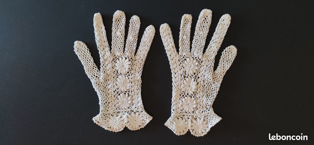 Paire de gants anciens en peau et dentelle au crochet