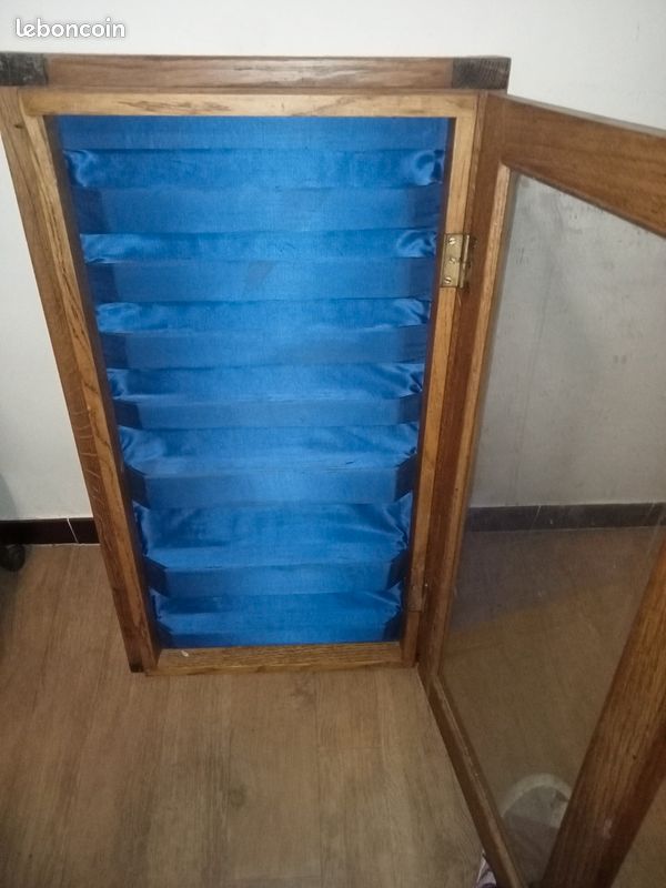 Vitrine en bois intérieur velours bleu fil comme une fenêtre (image 2)