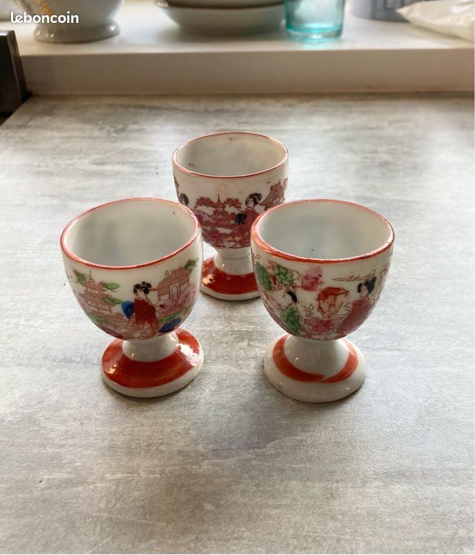 Lot De 2 Coquetiers En Porcelaine Avec Soucoupes Et Bonnets - Motif Roues, Dimensions 7x7x3 Cm