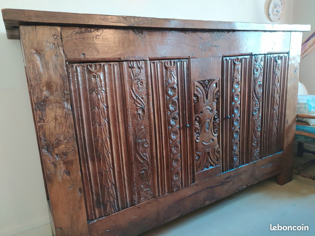 Important buffet à hauteur d'appui en chêne mouluré, sculpté et teinté (panneaux de bois du XVIè s.) (image 2)