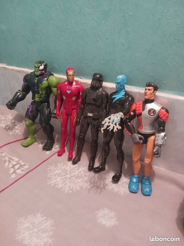 Lot 5 figurines (image 3)