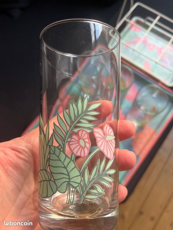 Ensemble composé d’un plateau en fibre de verre et de 6 verres sur leur support (image 10)